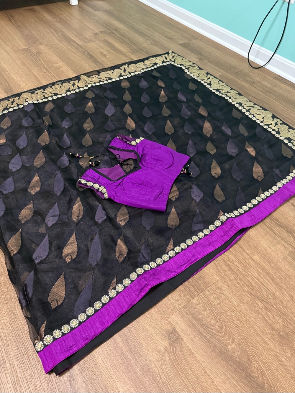 Womens beautiful Indian saree - Picture 5 of 8